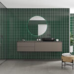 Een badkamer met de Bottle Green wandpanelen van Fibo System