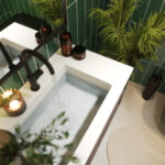 Een badkamer met de Bottle Green wandpanelen van Fibo System