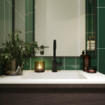 Een badkamer met de Bottle Green wandpanelen van Fibo System