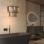 Schuin aanzicht van een badkamer met Fibo wandpanelen van de collectie Cloudy Onyx met voeglijn