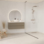 Een schuin aanzicht van een badkamer met Fibo wandpanelen van de collectie Cloudy Onyx zonder voeglijn