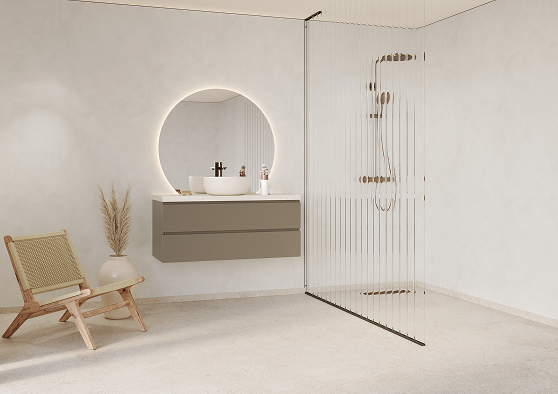 Een schuin aanzicht van een badkamer met Fibo wandpanelen van de collectie Cloudy Onyx zonder voeglijn