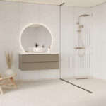 Een schuin aanzicht van een badkamer met Fibo wandpanelen van de collectie Cloudy Onyx met voeglijn