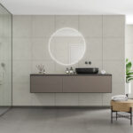 Een badkamer met Fibo wandpanelen van de collectie Cloudy Onyx met voeglijn