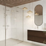 Een schuin aanzicht van een badkamer met Fibo wandpanelen van de collectie Cloudy Onyx met voeglijn