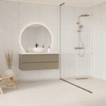 Een schuin aanzicht van een badkamer met Fibo wandpanelen van de collectie Cloudy Onyx met voeglijn