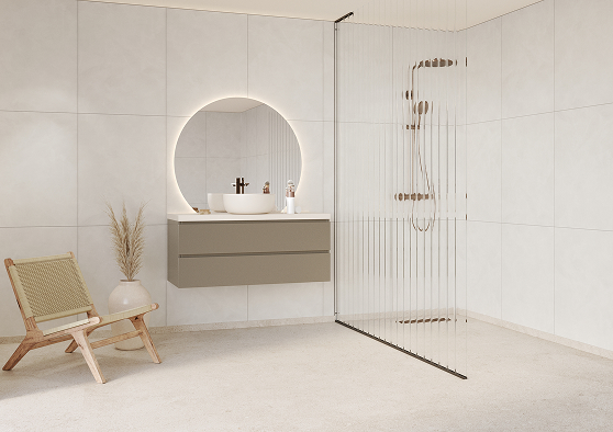 Een schuin aanzicht van een badkamer met Fibo wandpanelen van de collectie Cloudy Onyx met voeglijn