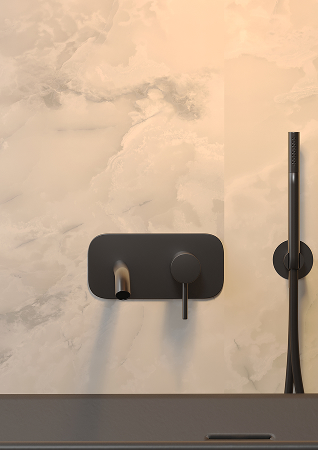 Close up foto van een badkraan met Fibo wandpanelen op de muur van de collectie Arctic Onyx zonder voeglijn