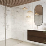 Schuin aanzicht van een badkamer met Fibo wandpanelen van de collectie Arctic Onyx 60 x 60 cm