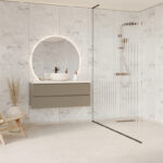 Schuin aanzicht van een badkamer met Fibo wandpanelen van de collectie Arctic Onyx 60 x 60 cm