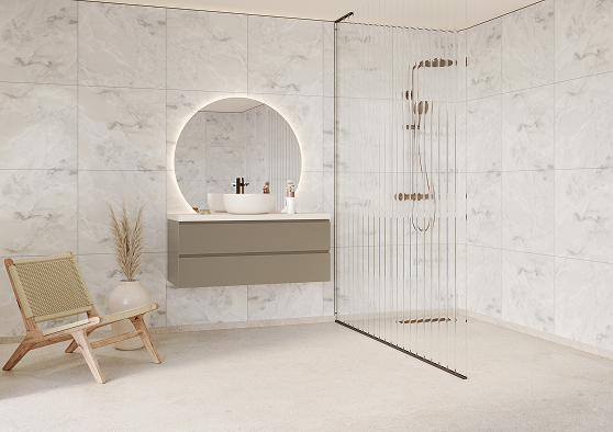 Schuin aanzicht van een badkamer met Fibo wandpanelen van de collectie Arctic Onyx 60 x 60 cm