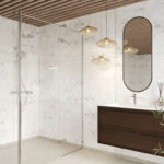 Schuin aanzicht van een badkamer met Fibo wandpanelen van de collectie Arctic Onyx 60 x 80 cm