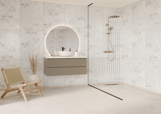 Schuin aanzicht van een badkamer met Fibo wandpanelen van de collectie Arctic Onyx 60 x 80 cm