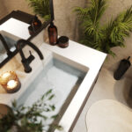 Een badkamer met Fibo wandpanelen van de collectie Pebble Granite zonder voeglijn