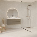 Een schuin aanzicht van een badkamer met Fibo wandpanelen van de collectie Pebble Granite zonder voeglijn