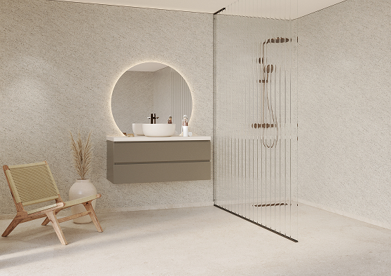 Een schuin aanzicht van een badkamer met Fibo wandpanelen van de collectie Pebble Granite zonder voeglijn