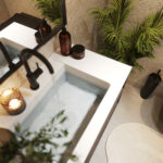 Een badkamer met Fibo wandpanelen van de collectie Pebble Granite 60 x 60 cm