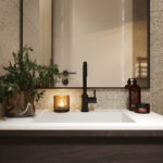 Een badkamer met Fibo wandpanelen van de collectie Pebble Granite 60 x 60 cm