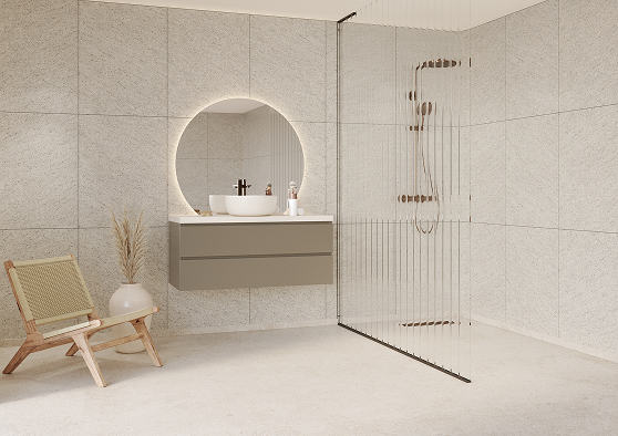 Een schuin aanzicht van een badkamer met Fibo wandpanelen van de collectie Pebble Granite 60 x 80 cm