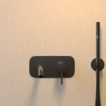 Een close up foto van een badkraan met op de muur Fibo wandpanelen van de collectie Salted Stone zonder voeglijn