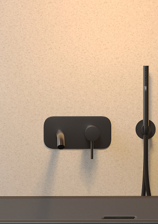 Een close up foto van een badkraan met op de muur Fibo wandpanelen van de collectie Salted Stone zonder voeglijn