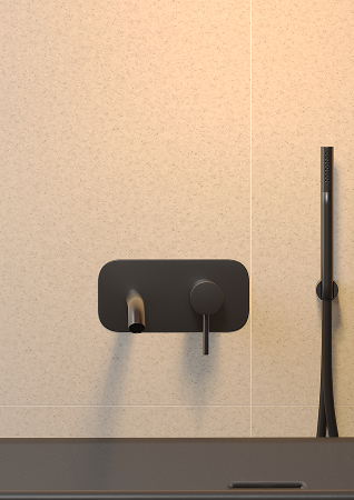 Een close up foto van een badkraan met op de muur Fibo wandpanelen van de collectie Salted Stone 60 x 60 cm