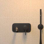 Een close up foto van een badkraan met op de muur Fibo wandpanelen van de collectie Salted Stone 60 x 80 cm