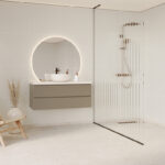 Schuin aanzicht van een badkamer met Fibo wandpanelen van de collectie Salted Stone 60 x 60 cm