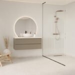 Schuin aanzicht van een badkamer met Fibo wandpanelen van de collectie Salted Stone 60 x 80 cm