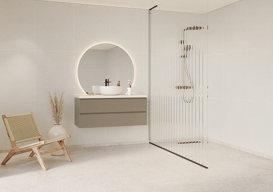 Schuin aanzicht van een badkamer met Fibo wandpanelen van de collectie Salted Stone 60 x 80 cm